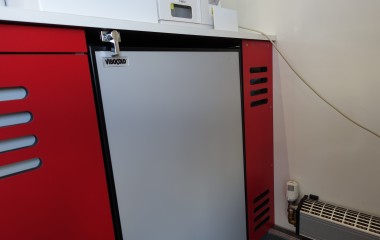 Køleskab indbygget under bordplade med hasp for at holde den lukket under kørsel.