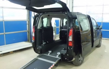 Low Floor system monteret i Citroën Berlingo for at kørestolsbruger kan køre ind bagi bilen.
