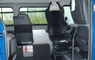 Grammer specialsæde med luftaffjedring og armlæn monteret på 6-vejs konsol.