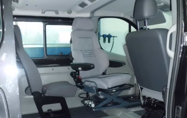 6-vejs konsol med Recaro specialsæde monteret med to armlæn.