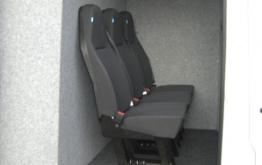 Høj Sprinter - standardkabine med 3 enkeltstole uden rude i venstre side.