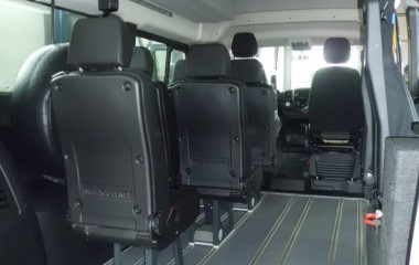 Opbygget med aftagelige stole med Twinlock-ben i venstre side og to drejeklapstole i højre side for at gøre plads til kørestole.
