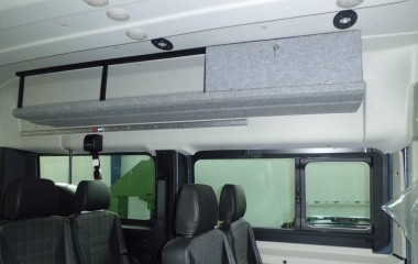 Hattehylde med aflåseligt rum. LED-spots i loftet, og Unwin aluskinner til montering af skulderseler til kørestolsbruger monteret med lovpligtige forstærkninger over sideruder.