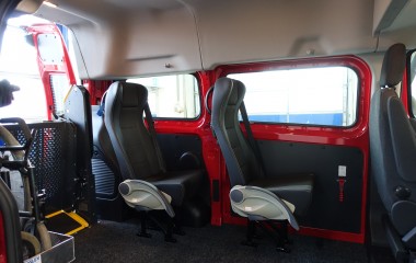 2 Intap passagersæder med justerbart ryg- og armlæn samt integreret sikkerhedssele.