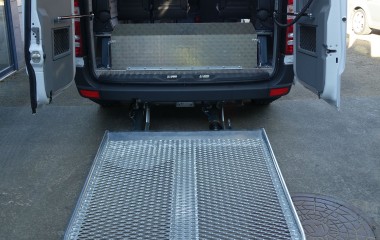 Udvendig DK lift monteret med overkørselsplade inden for bagdør. Bagdøre er monteret med gasdæmpere.