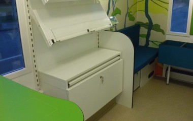 Fleksibelt indrettet af Modul Retail Solutions med børnehjørne og arbejdsbord til bibliotekaren.