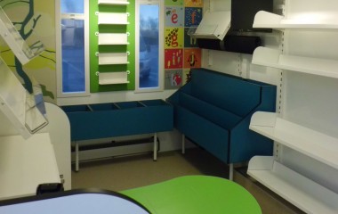 Fleksibelt indrettet af Modul Retail Solutions med børnehjørne og arbejdsbord til bibliotekaren.