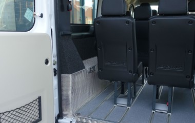 Hjulkassebeklædning og beklædning for varmeapparat i bag fremstillet af riskornsplade i aluminium. Dette for at gøre bedre plads til kørestole.