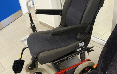 Carony Classic manuel kørestol med et BEV seat, som kan overføres til en bil via glideskinner.